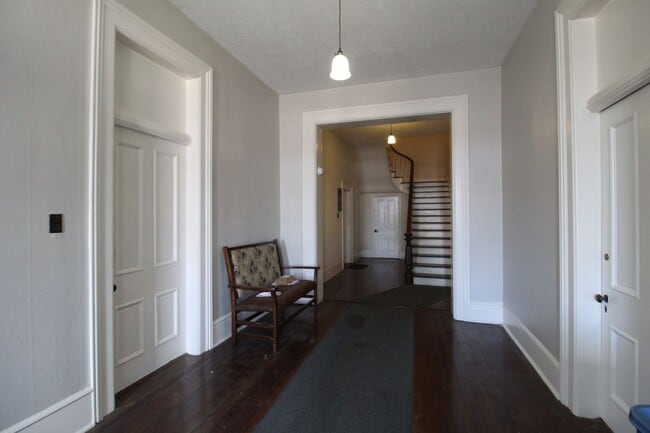 Building Photo - 1 bed, 1 bath apartment for rent in Downtown Harrisonburg!