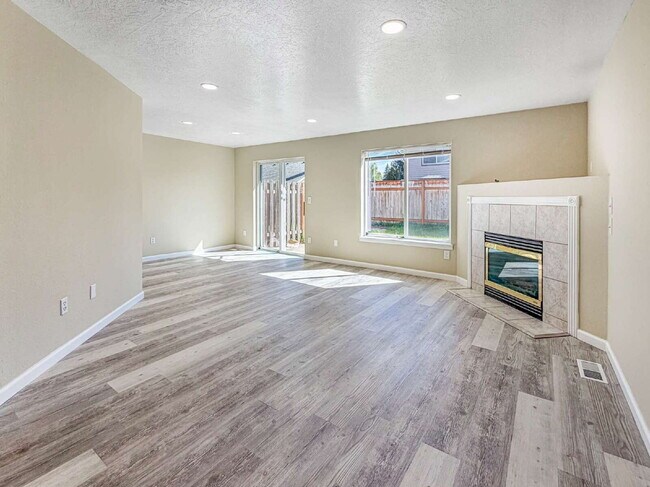 Building Photo - Spacious 3-bedroom Duplex in Wilkes Neighborhood