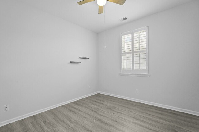 Building Photo - "Charming 2-Bedroom Retreat with 2 Baths and Den - 1558 Sq. Ft. of Comfort in Latitude Margaritav...