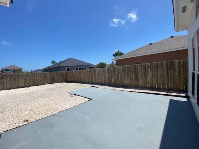 Building Photo - AFFORDABLE ISLAND LIVING!
