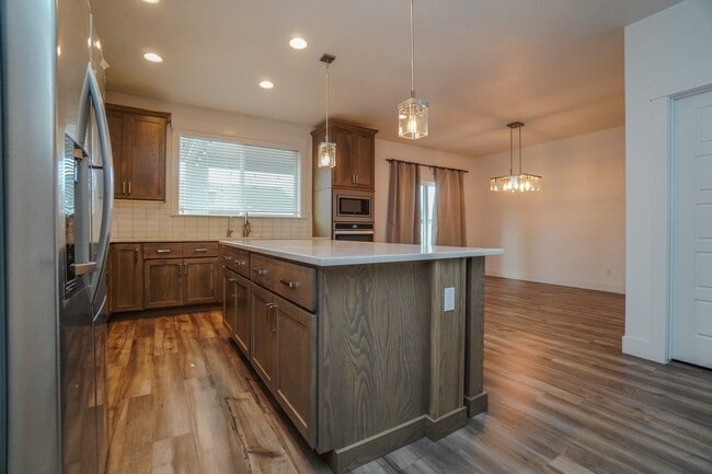 Building Photo - 5967 W Daphne Dr