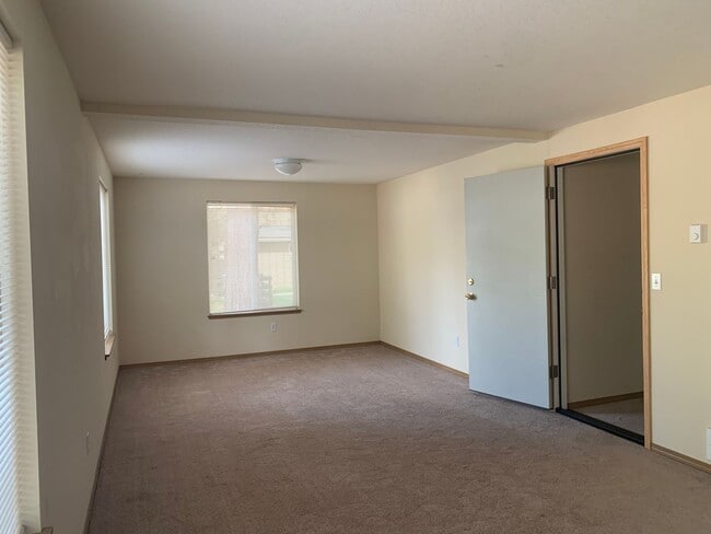 Building Photo - Splendid 3-bdr/2.5 bath home in the beautiful Buck Run Community in Sisters, OR!