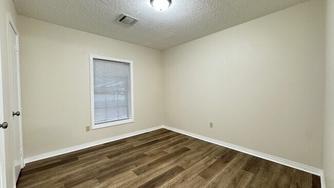 Building Photo - 105 Williamsburg Dr