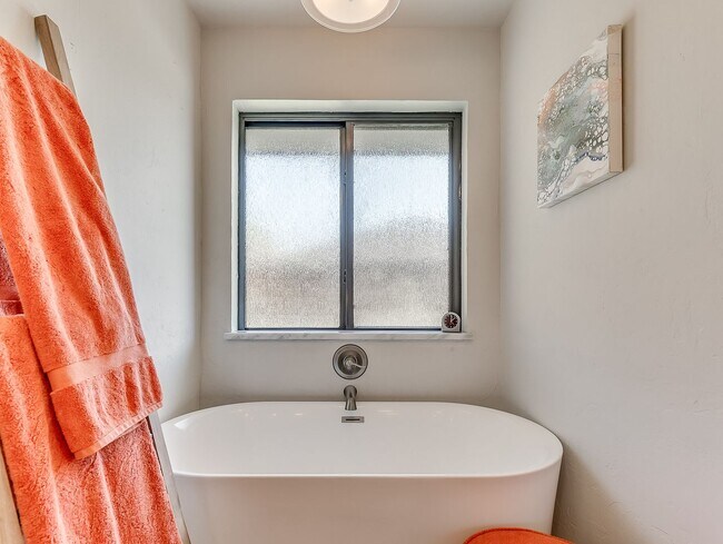 Building Photo - Fully Furnished Short Term Rental