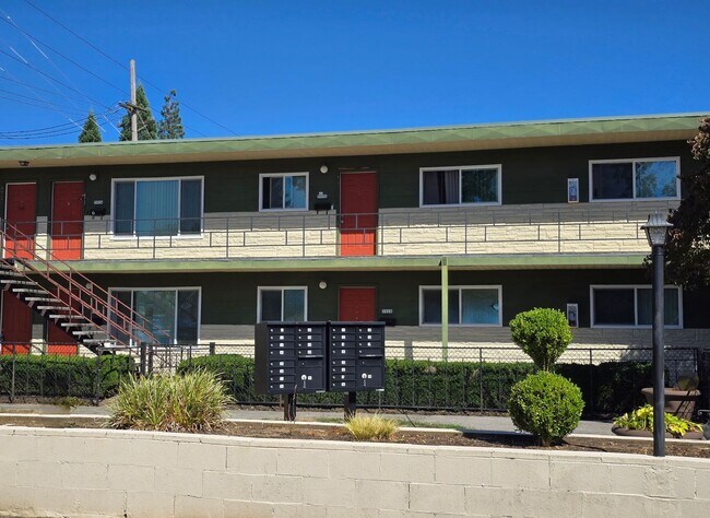 Building Photo - *!*!* Rent Ready Upstairs Pet Friendly 3 B...