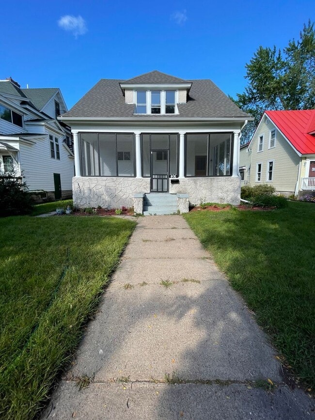 Building Photo - 406 15th St S