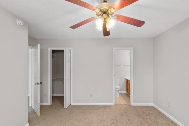 Building Photo - 3 Bedroom 2 Bathroom Home
