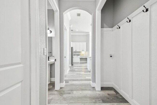 Building Photo - 6644 Country Club Rd