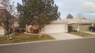 Building Photo - 2 bedroom 2 bath home, 2 car garage, in So...
