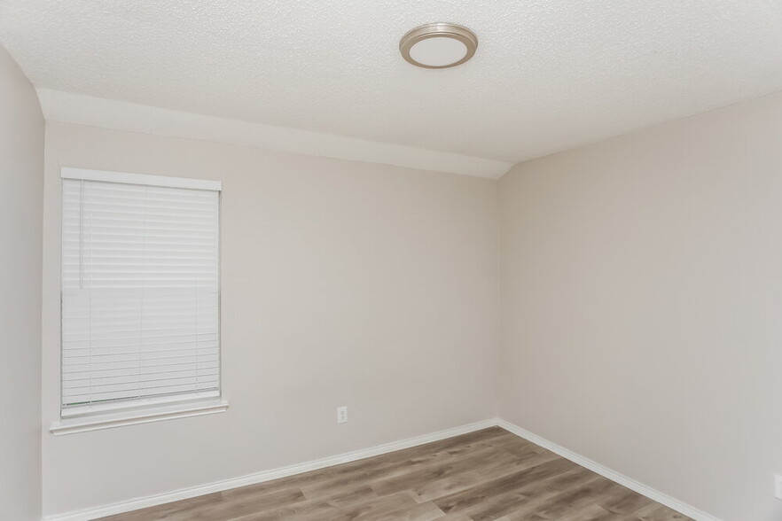 Building Photo - 1203 Hampton Dr