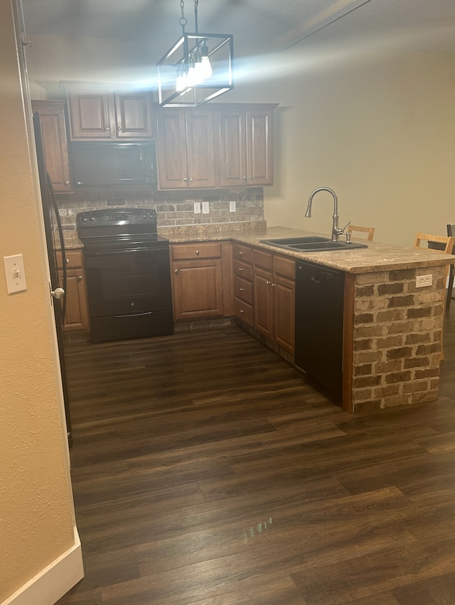 Building Photo - Modern Three Bedroom Townhouse