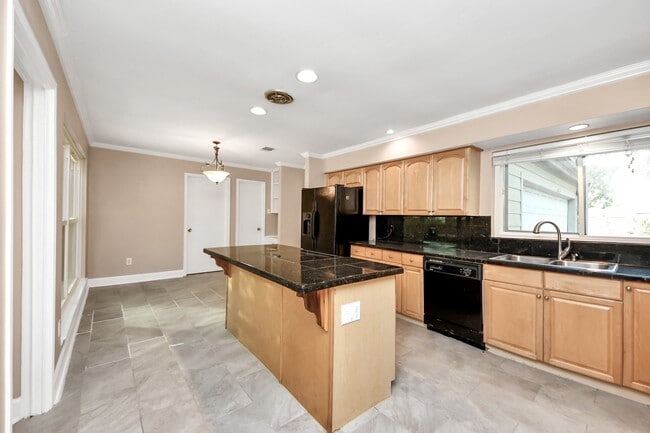 Building Photo - 11923 Briar Forest Dr