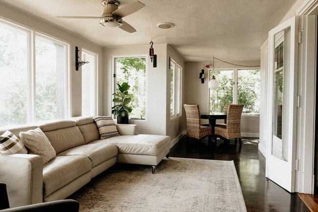 Building Photo - 133 E Mistletoe