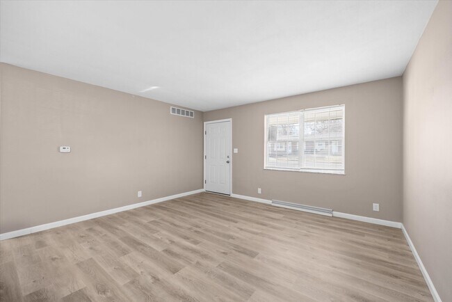 Building Photo - 15 Manor Dr