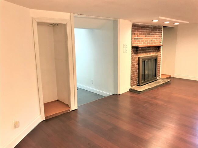 Building Photo - 10 Brookmoor Rd