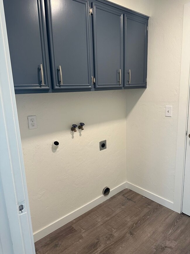 Building Photo - Beautifully updated 3 bedroom 1.5 bath dup...