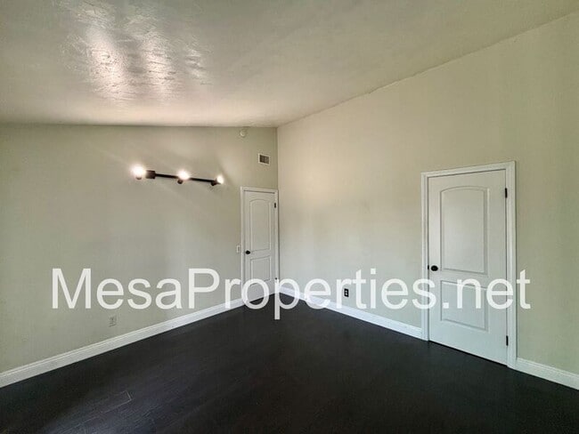 Building Photo - 118 N Glendora Ave