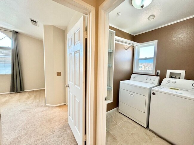 Building Photo - Oxnard | Seabreeze Gated Community | 3 Bedroom + 2.5 Bathroom | Corte Las Holas