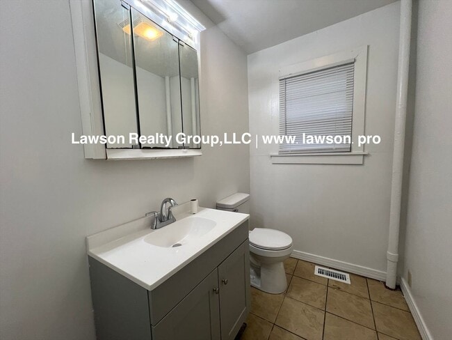 Building Photo - 1208 Chapman Ave SW