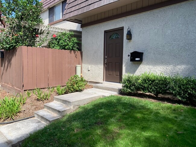 Building Photo - 2834 E Frontera St