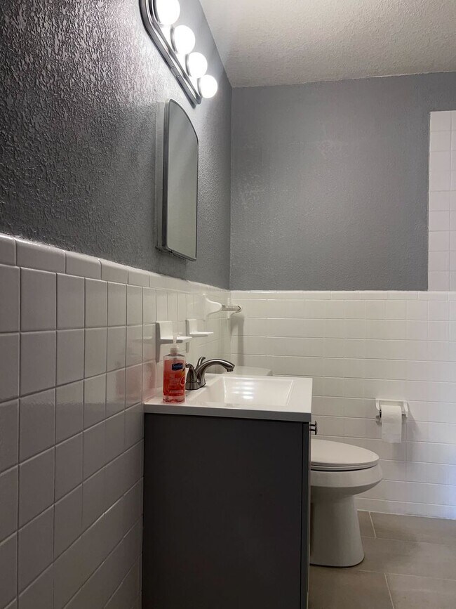 Building Photo - Remodeled 3 Bed 2 bath