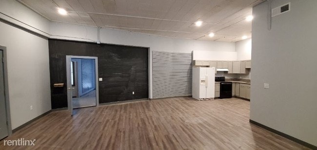 Building Photo - 2 br, 2 bath Apartment - 1318 W. 18th St. N.