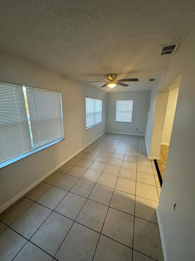 Building Photo - 820 Juanita Cir