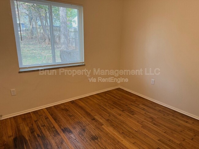 Building Photo - 3817 Woodlake Dr