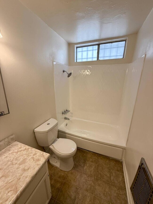Building Photo - 1.0 bedroom in Canoga Park California 91304