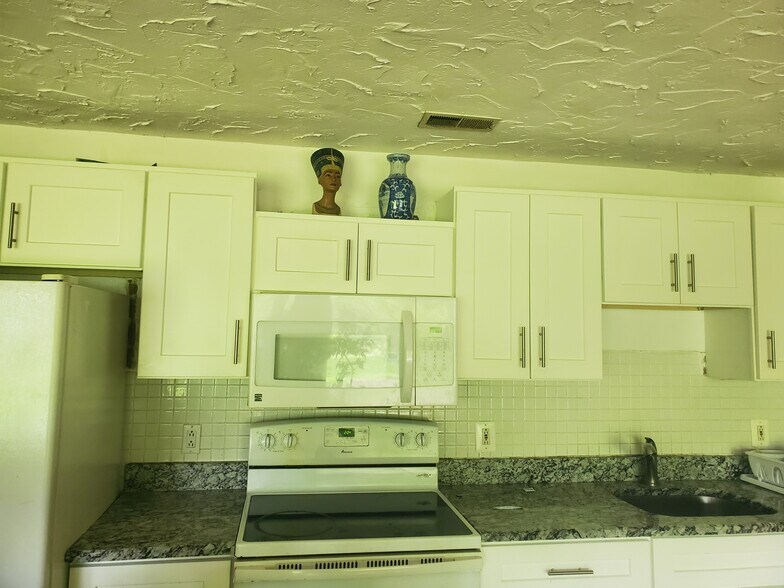 Building Photo - 25501 Edgecliff Dr