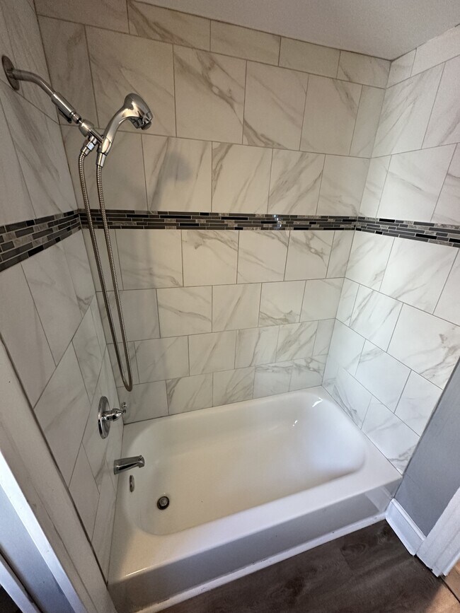 Building Photo - 218 W 5th St