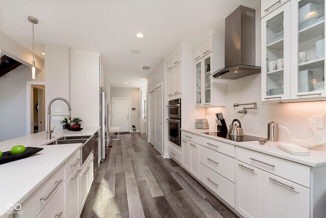 Building Photo - 429 W 86th St