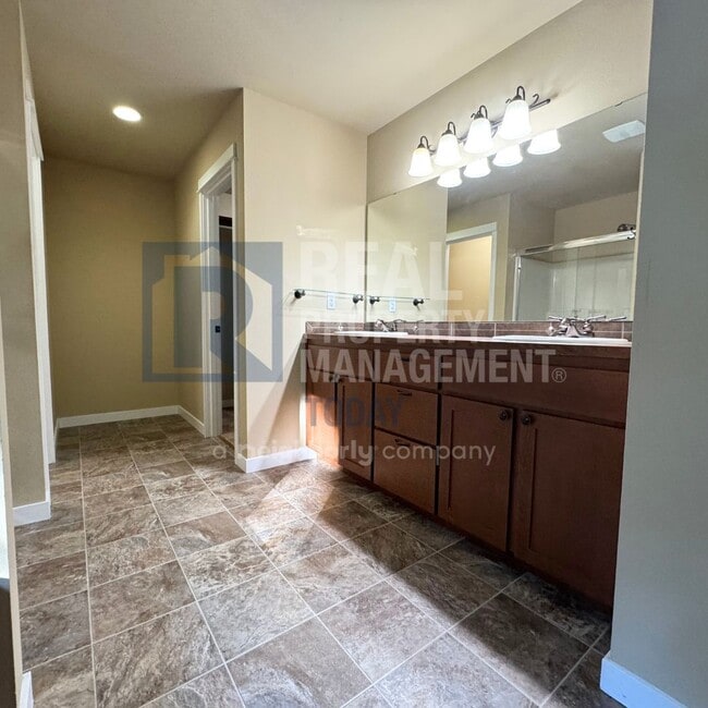 Building Photo - Stunning 5 Bedroom In Graham!