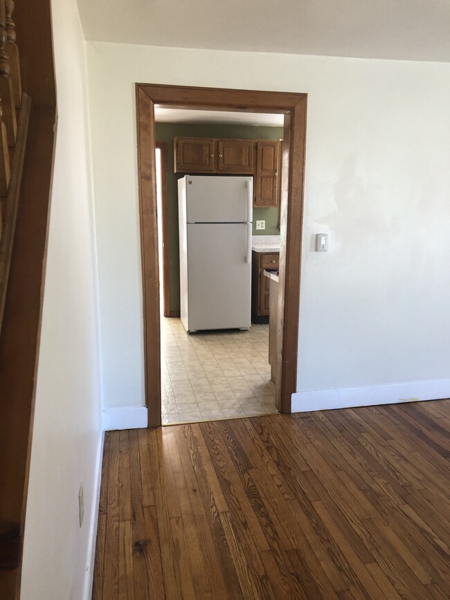 Living room - kitchen - 5 Maple Ave