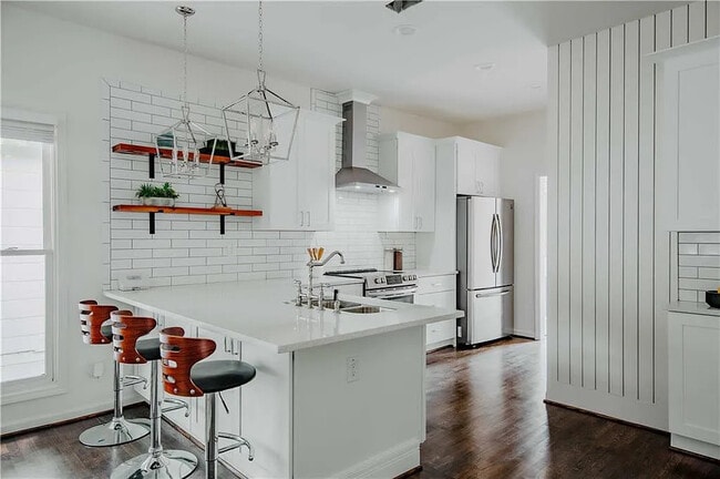 Building Photo - 1070 White Oak Ave SW