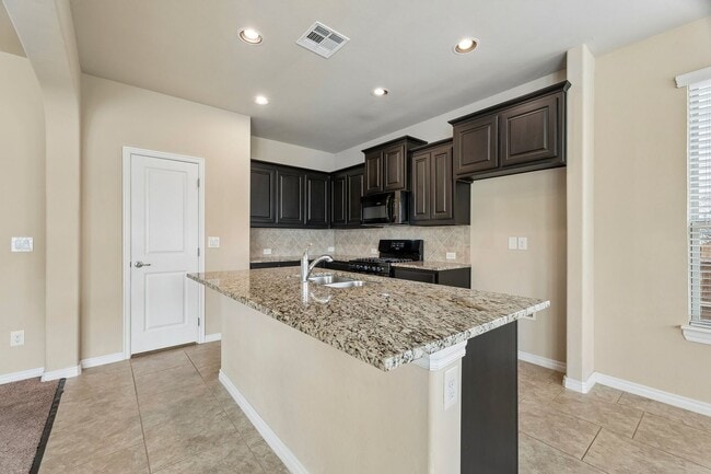 Building Photo - 3 bedroom 2 bath near Paycom!