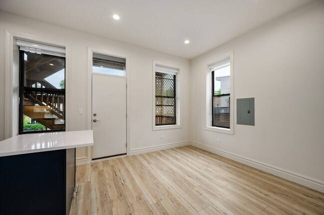 Building Photo - 1710 W Belmont Ave