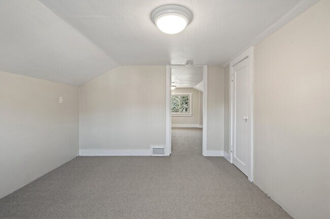 Building Photo - 709 McKenzie Ave