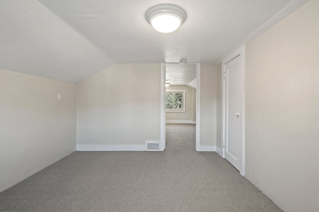 Building Photo - Tri-Level Home with Fenced Yard in West Bremerton