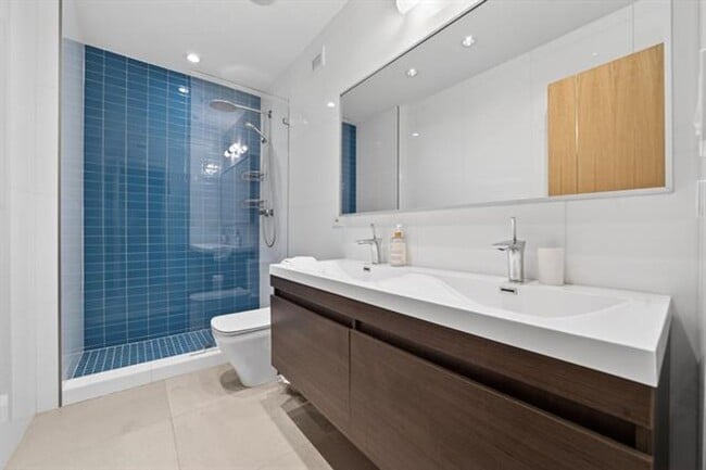Building Photo - 2301 Collins Ave