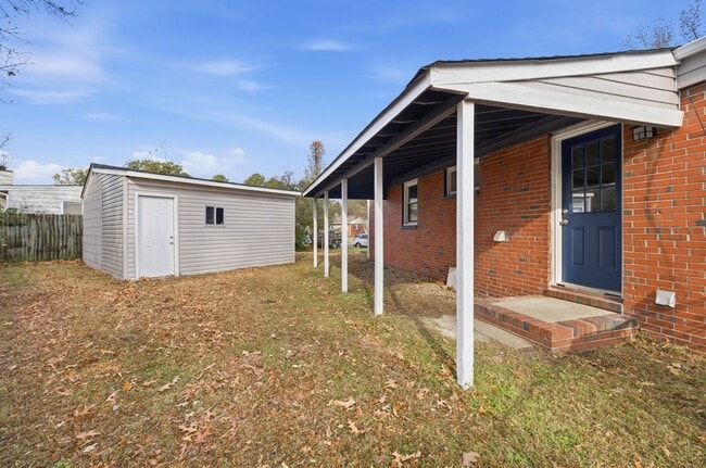 Building Photo - Three Bedroom House
