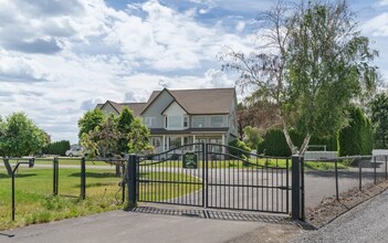 Building Photo - Large Country Home w/acreage