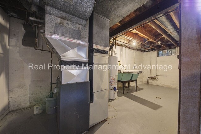 Building Photo - Beautiful Mid-Century 3 Bedroom Steps from...