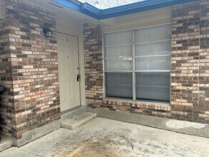 Building Photo - 2 bedroom 1 bath - Duplex