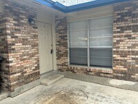 Building Photo - 2 bedroom 1 bath - Duplex