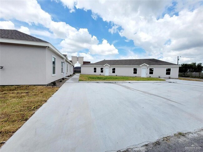 Building Photo - 13 Rosemary Dr