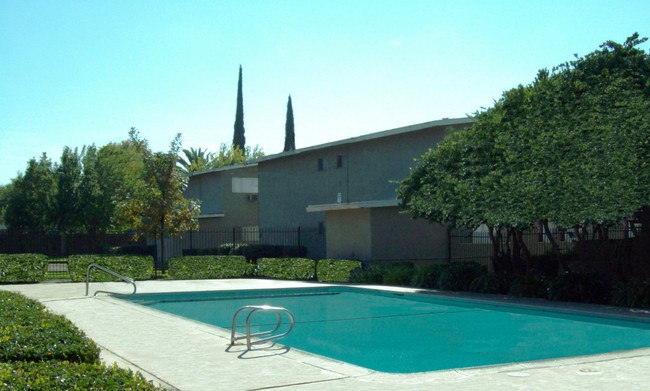 Pool - Gold Crossing Apartments