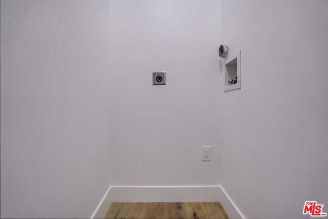 Building Photo - 435 N Oakhurst Dr