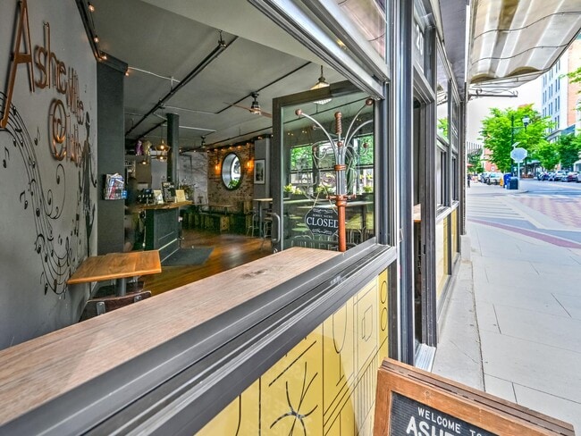 Building Photo - Fully Furnished Newly Remodeled Condo Downtown