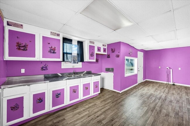 Building Photo - 102 N Cedar Ave